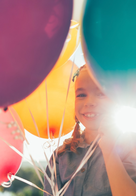 Über Innera – Mädchen mit bunten Luftballons